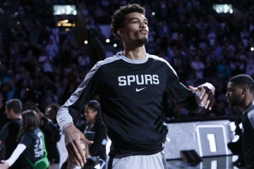 文班亚马第3季提前熄火：25+11+3的DPOY，马刺却玩砸了